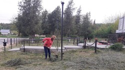 Активисты «Единой России» убрались на мемориале в хуторе Кочубеевского округа